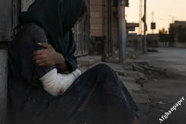 طالبان یک دختر را با دست شکسته